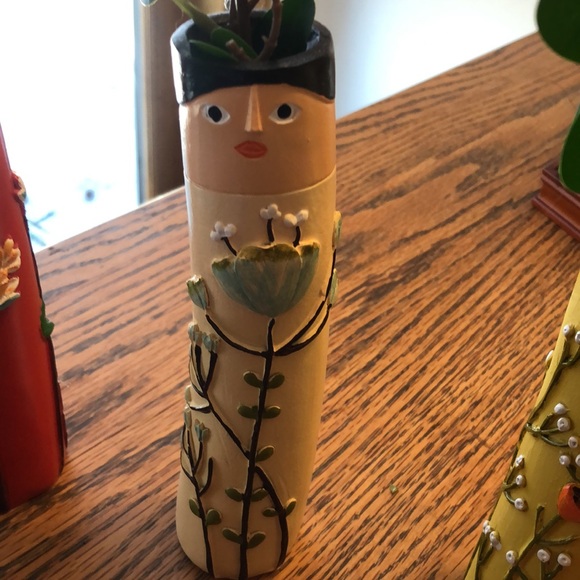 Adorable set of mini family vases! Includes artificial foliage. 5” and 8” tall - Picture 6 of 8